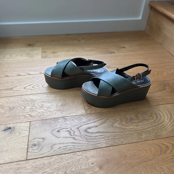 Robert Clergerie Green Leather Women's Sandals - Picture 7 of 9